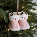 Paar roze gebreide kerstlaarzen versieringen met rendiergewei hangend aan de boom - Roze Rendier Stijl (7) / Roze