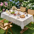 Elegante tovaglia in pizzo bianco goffrato per un romantico tè pomeridiano in giardino - 135*260cm / Floreale Sussurro Bianco Candido