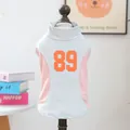 Achteraanzicht van ademend mesh hondenvestje met grote oranje nummer 89 opdruk - XS / Blauw