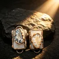 Gros plan de connecteurs en agate géode vintage avec textures de cristal naturel - Connecteur de Pendentif Vintage en Agate de Cristal Blanc