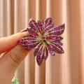 Eleganter byzantinischer Blumen-Brosche mit magentafarbenen Steinen und Goldfinish - B1718