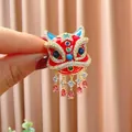 Traditionelle chinesische Löwentanz-Brosche mit Emaille und hängenden Edelsteinen - B1697
