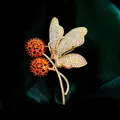 Elegante spilla a farfalla bizantina vintage con dettagli di bacche di cristallo arancione - Stile B218