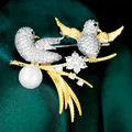 Elegante spilla vintage a forma di uccello bizantino con perla naturale e cristalli - B092