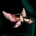 Elegante spilla a farfalla con cristalli rosa sfaccettati e brillanti accenti pavé - B864