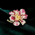 Lussuosa spilla a fiore bizantina vintage con gemme pavé rosa e bianche scintillanti - B562