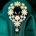 Elegante spilla bizantina vintage in oro con una grande pietra preziosa verde scuro - B668