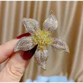 Elegante spilla a fiore dorata in stile bizantino vintage con intarsi in micro-pave - B187