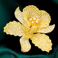 Elegante spilla a fiore vintage dorata con scintillanti pietre di zirconia cubica per cappotti - B478