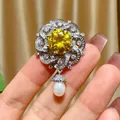 Elegante spilla vintage stile bizantino con pietra gialla e pendente di perla bianca - B267 Perla Naturale