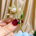 Spilla a fiore in oro traforato stile bizantino vintage con perla naturale e foglia verde - Perla Naturale N163