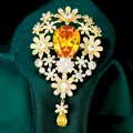 Spilla bizantina vintage dorata con grande gemma gialla e dettagli floreali lucidi - B669