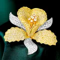 Elegante spilla a fiore vintage con pavé di cristalli gialli e bianchi per cappotto - B451