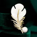 Spilla a foglia bizantina vintage con intaglio di conchiglia e perla naturale per abiti - B593