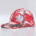 Cappellino da baseball mimetico rosa con strass e borchie per protezione solare. - Nappe Rosa Con Strass Effetto Mimetico / Regolabile