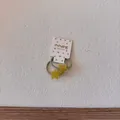 Détail d'un chouchou étoile jaune à paillettes sur une carte d'emballage blanche. - Élastique Étoile Vert Jaune