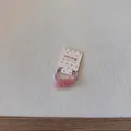 Gros plan d'élastiques à cheveux roses en forme d'étoile pour bébés sur une carte décorative - Élastique Étoile Rose Clair