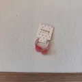Détail de mignons élastiques à cheveux roses en forme de cœur effet sucre sur carte - Élastique Cœur Magenta