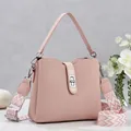 Elegante bolso de mano rosa texturizado con correa ancha estampada para mujeres - Rosa