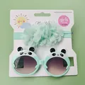 Vue détaillée des lunettes panda et du bandeau à fleurs pour bébés filles de 0 à 3 ans - Ensemble Fleur en Mousseline Panda Vert