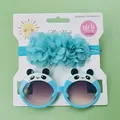 Gros plan sur lunettes de soleil bébé panda et bandeau floral bleu en coffret - Ensemble Fleur en Mousseline Panda Bleu