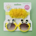 Gros plan sur lunettes de soleil panda jaunes et ensemble bandeau floral pour filles - Ensemble Fleur en Mousseline Panda Jaune