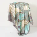 Vue détaillée de l'imprimé chaîne et cachemire sur un foulard en satin de luxe - Chaîne Bleue