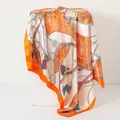 Gros plan d'un carré de soie de 90 cm avec imprimé chaîne orange élégant - Chaîne Orange