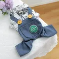 Salopette élégante en jean bleu pour chien avec boutons jaunes et écusson créatif vert - Salopette Graffiti Chien