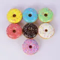 Set aus sieben realistischen PU-Schaum-Donuts in kräftigen Farben zur Dekoration - Gemischte Farben
