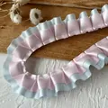 Cinta de raso plisada de doble capa rosa y azul claro para manualidades DIY - Color Sólido Rosa Y Azul De Alta Densidad 1 Metro De Largo 25 Cm De Ancho.