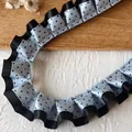 Cinta plisada de doble capa con lunares negros en azul claro para manualidades DIY - Diseño Encriptado De Lunares Negro Y Azul Oscuro De 1 Metro De Largo Y 25 Cm De Ancho.