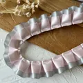 Elegante cinta de encaje satinado plisado de doble capa en rosa y plata para manualidades - De Color Gris Rosáceo Sólido De 1 Metro De Largo Y 25 Cm De Ancho.
