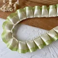 Cinta satinada de volantes plisada en verde y crema para manualidades y accesorios - Color Liso Amarillo Verdoso Pálido 1 Metro De Largo Y 25 Cm De Ancho.