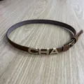 Accessoire rétro en cordon de cuir tressé marron avec lettres métalliques CHA pour chapeaux - 56-58cm / Style à Boucle en Métal à Lettres « CHA » (AB336) / Brun Foncé
