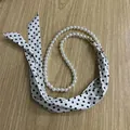 Collier de perles vintage avec accessoire écharpe à ruban à pois noir et blanc - 56-58cm / Bande de chapeau en perles artificielles et ruban à pois noir et blanc (AB341)