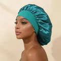 Dettaglio di cuffia da notte in raso verde acqua lucido con ampia fascia elastica - Blu Aqua