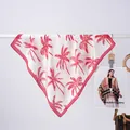 Elegante sciarpa in seta bianca con vivace motivo a palma rossa per la moda donna - Alberi Di Cocco Rossi / 70x70cm