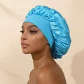 Vista laterale dettagliata di una cuffia da notte in raso blu con ampia fascia elastica - Azzurro / Taglia unica