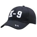 Taktische schwarze Baseballkappe mit weißer K-9-Stickerei für Outdoor und Militärfans - Buchstabe K / Verstellbar