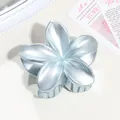 Elegante molletta per capelli a forma di plumeria blu metallizzato per un look tropicale - Blu Galvanizzato