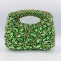 Vue détaillée d'une pochette de soirée verte de luxe avec des strass de taille marquise. - Vert Fruit
