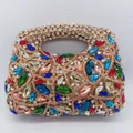 Détail d'une pochette de luxe ajourée avec des strass en verre multicolores - Or Multicolore