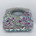 Détail de la pochette de soirée luxueuse avec strass AB colorés et design évidé. - Argent AB