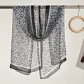 Elegante sciarpa lunga in seta con stampa floreale di loto bianca e nera - 160x50cm / Nuova Edizione Piccola Stampa Floreale Bianco e Nero