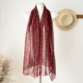 Elegante sciarpa lunga a fiori rossi per la protezione solare estiva in spiaggia. - 160x50cm / Nuova Edizione Piccola Stampa Floreale Rosso Scuro