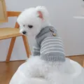 Suave suéter de punto a rayas grises y blancas con botones decorativos para perros - Raya Francesa - Gris/Blanco