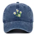 Vooraanzicht van een denim baseballpet met fijn wit geborduurde bloemen op de voorkant. - Eén maat / Regular Fit / Marineblauw