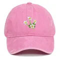 Detailweergave van wit bloemenborduurwerk op een roze gewassen katoenen baseballpet - Eén maat / Regular Fit / Roze