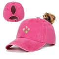 Gewassen roze paardenstaart honkbalpet met verfijnd wit geborduurd bloemendesign - Eén maat / Paardenstaartstijl / Rozerood